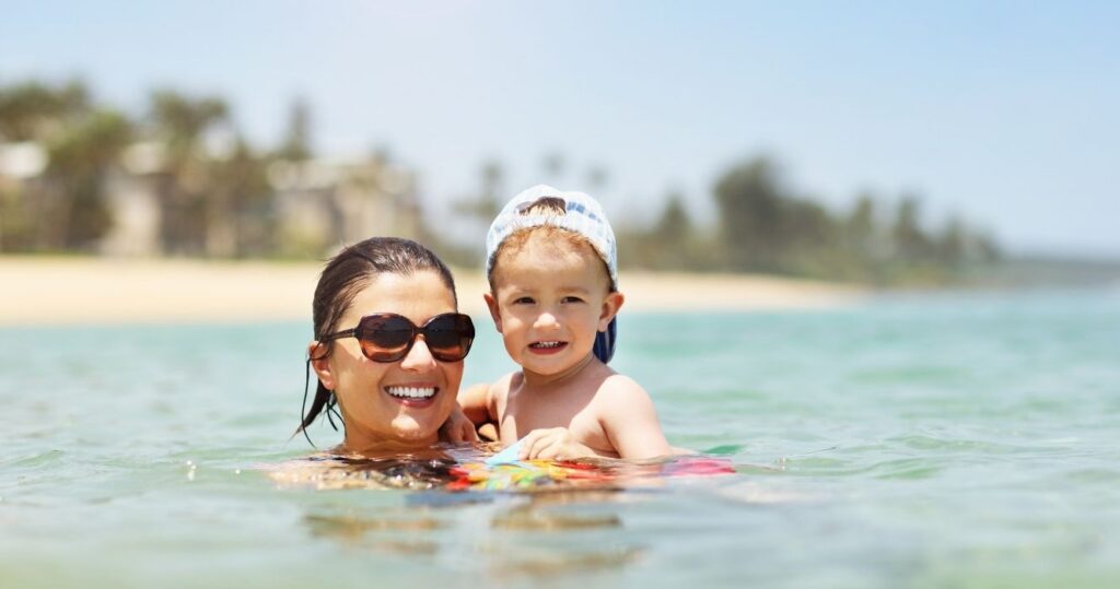Como Porto Rico pode ser um destino familiar 11 a mother and her child on the beach in puerto rico