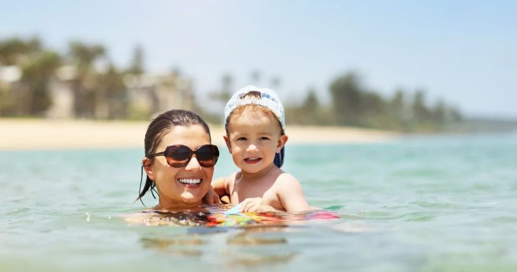 Como Porto Rico pode ser um destino familiar 5 a mother and her child on the beach in puerto rico