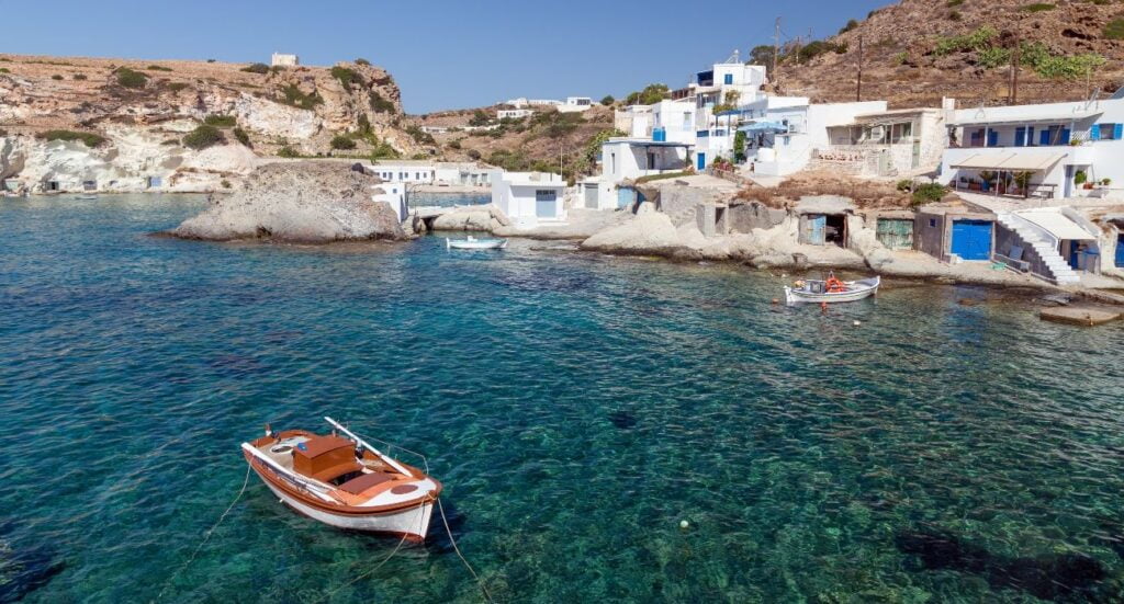 É seguro viajar sozinho na Grécia? Aqui estão algumas coisas a considerar 17 kimolos-island-greece