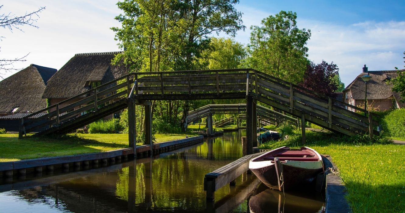Esta vila da Holanda também é conhecida como a 'Veneza holandesa' 1 Giethorn-Holland-canal-barco-ponte