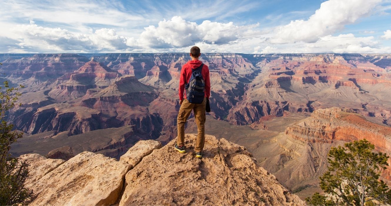 O Grand Canyon faz a viagem solo perfeita, e aqui estão algumas dicas aprovadas pelo Reddit 1 um caminhante olhando para o grand canyon