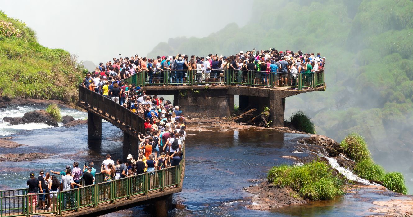 turistas lotados na ponte do iguasso no brasil, overtourism