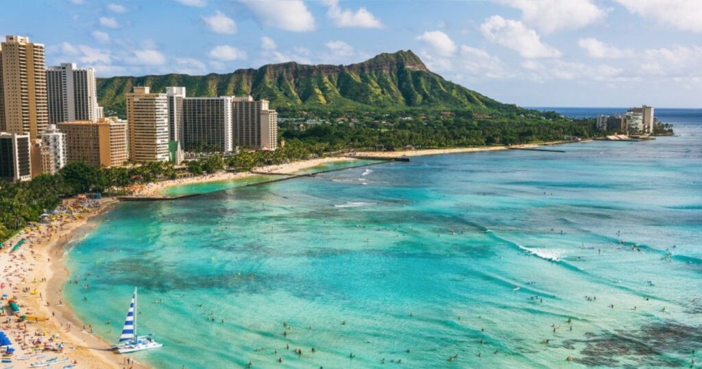 Oahu: quando visitar a ilha mais popular do Havaí 7 Waikiki beach and Diamond Head mountain peak at sunset, Oahu