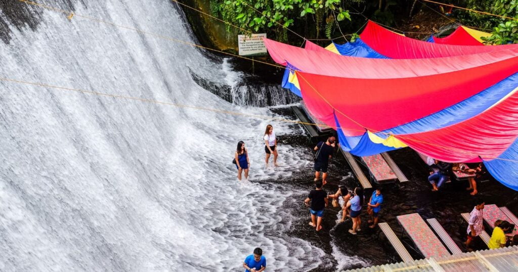 Os restaurantes mais incomuns do mundo (vale a pena experimentar) 9 labasin waterfalls restaurant in the philippines