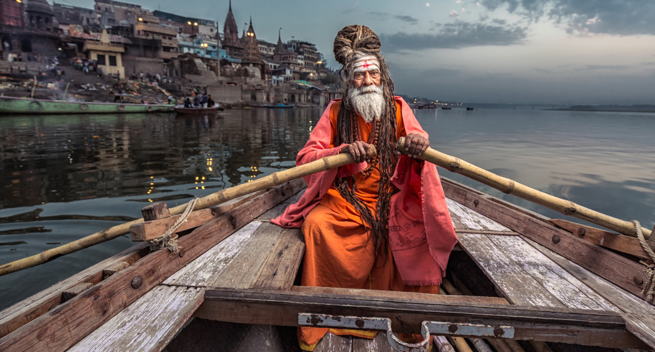 Imagem de um velho índio remando no Ganges