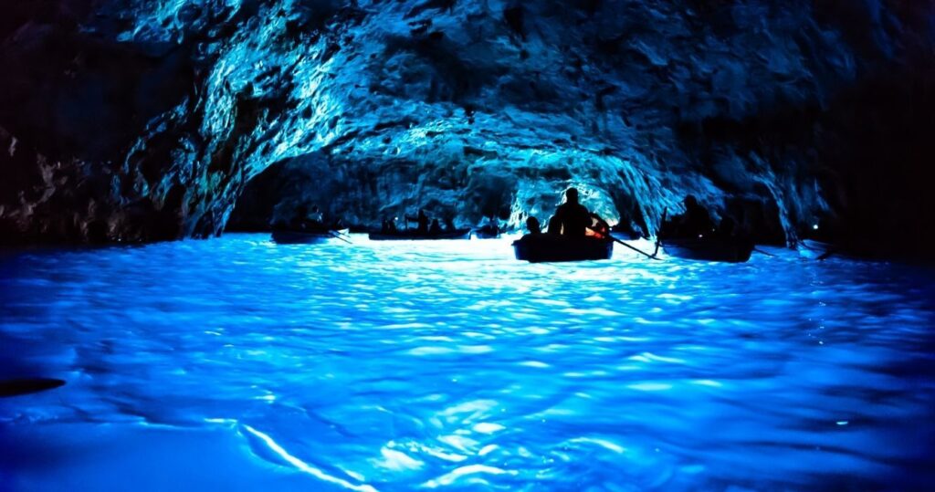 Sea Caves: a Gruta Azul de Capri vale o passeio de barco? 8 boating in italy's blue grotto