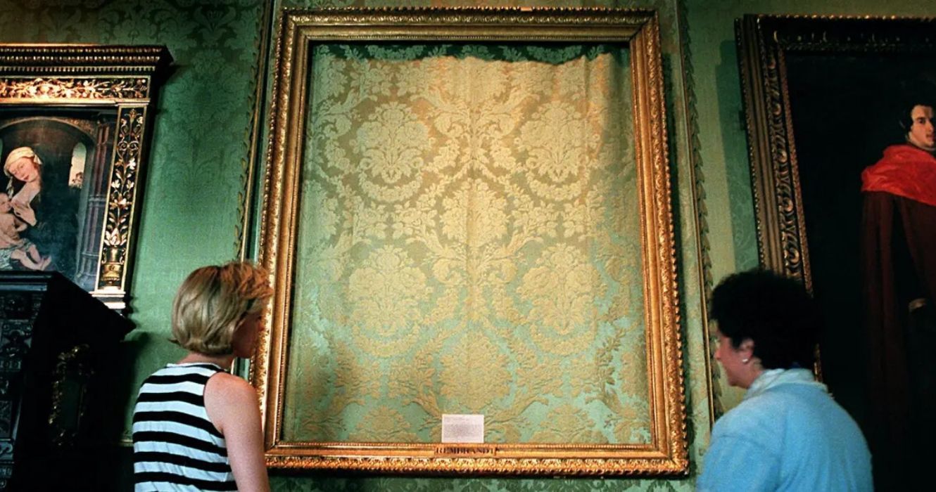 Segredos obscuros sobre falsificação de arte e obras de arte desaparecidas em todo o mundo 1 Pessoas em frente a uma pintura desaparecida em uma galeria