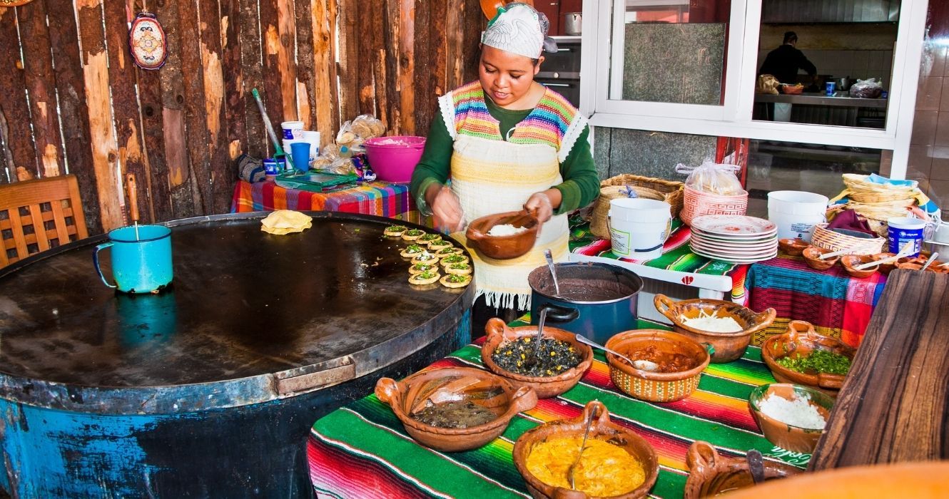 um vendedor no méxico preparando comida de rua tradicional
