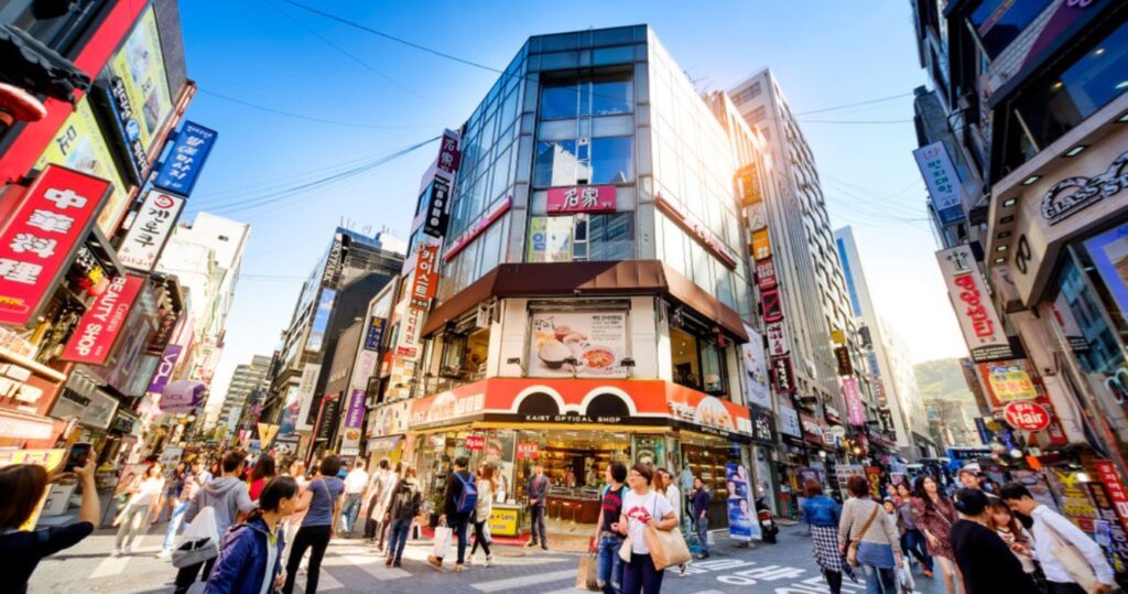 Um guia vintage para amantes de Seul, Coreia do Sul 1 Myeong-Dong shopping street in Seoul South Korea