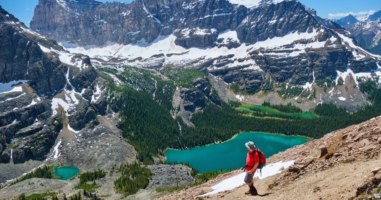 Viajando Sozinho? Coloque essas cidades canadenses no seu próximo itinerário de viagem 1 um alpinista nas montanhas rochosas canadenses