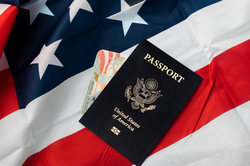 O que é preciso para tirar o visto americano? 4 flat lay green card passport