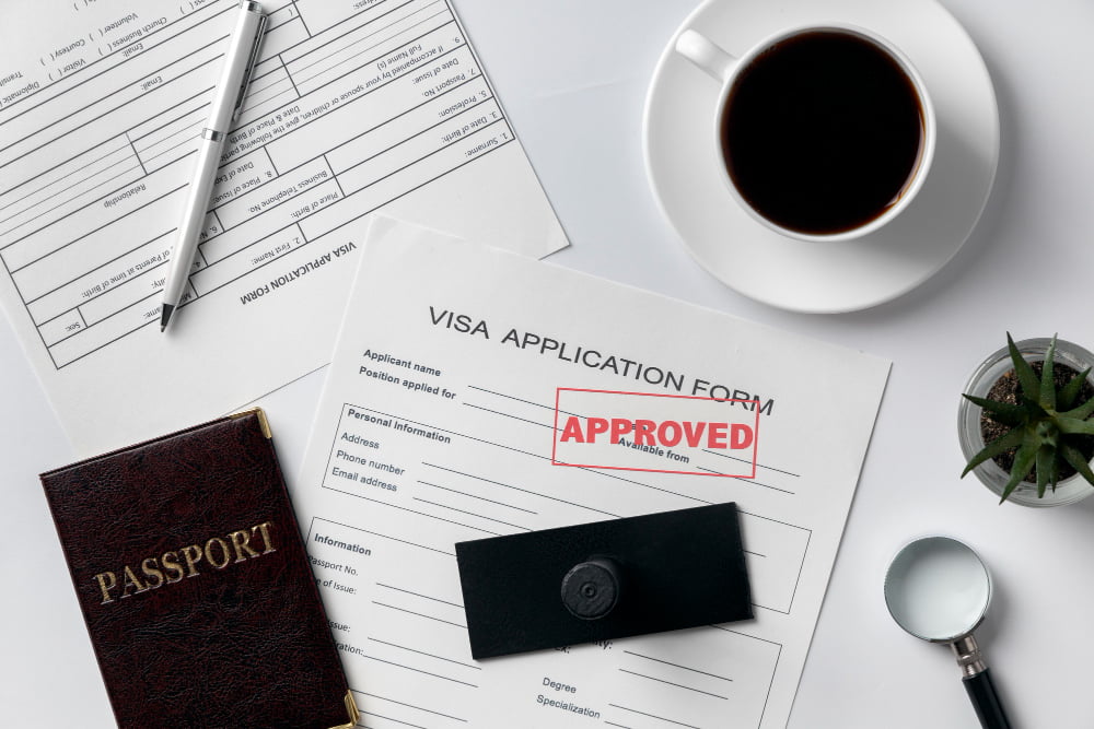 O que é preciso para tirar o visto americano? 3 flat lay visa application assortment