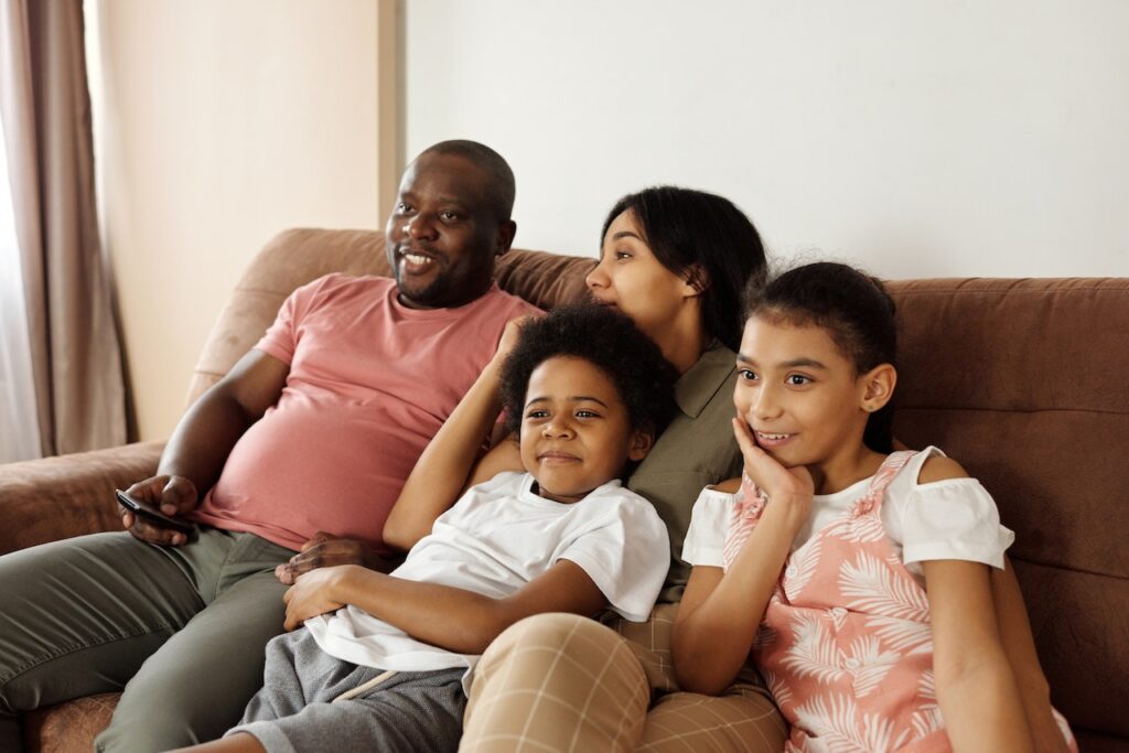 5 programas infantis para assistir com os pequenos 1 pexels august de richelieu 4260643