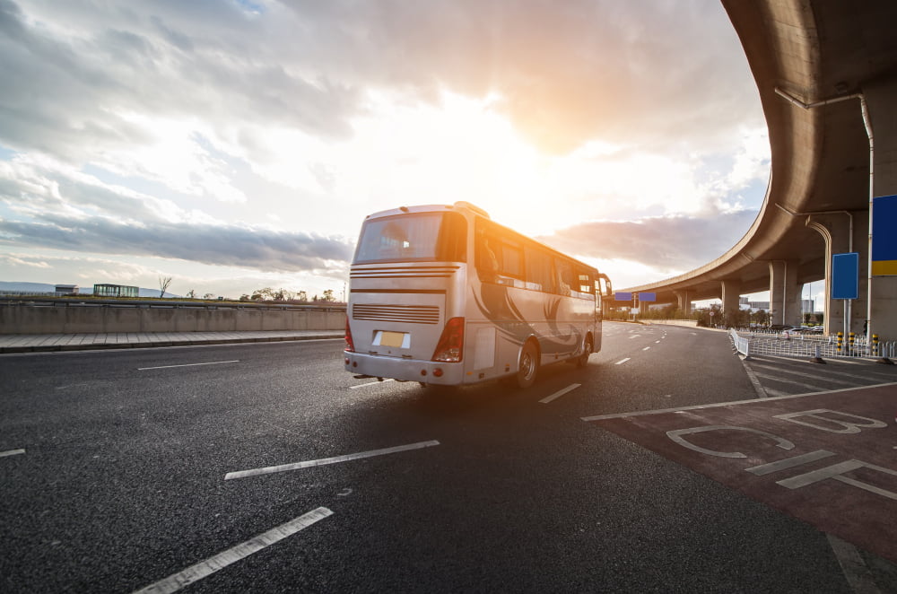 Qual a melhor data para comprar passagem de ônibus? 3 traffic vehicle urban reflections city 1