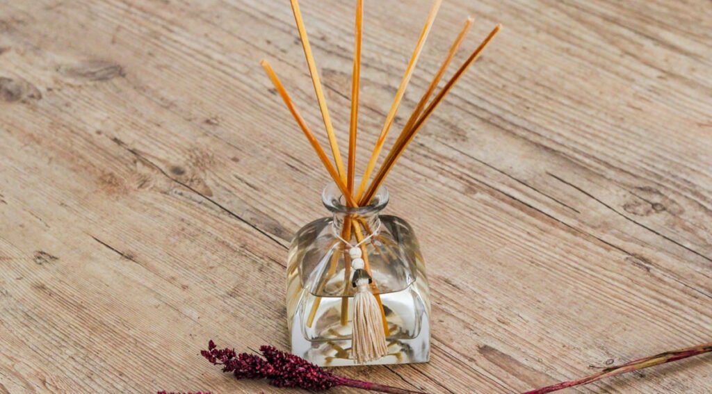 Quais os ingredientes para fazer aromatizador de ambiente? 1 aromatizador de ambiente