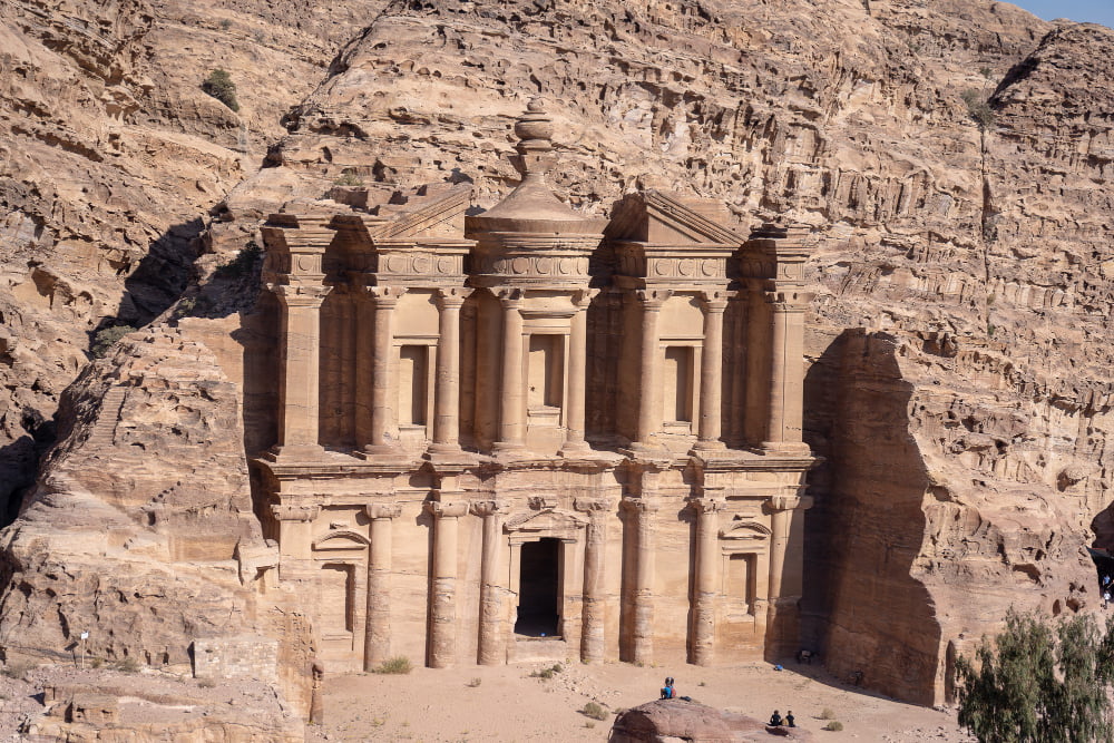 10 lugares místicos para visitar pelo mundo 2 closeup shot petra uum jordan during daytime