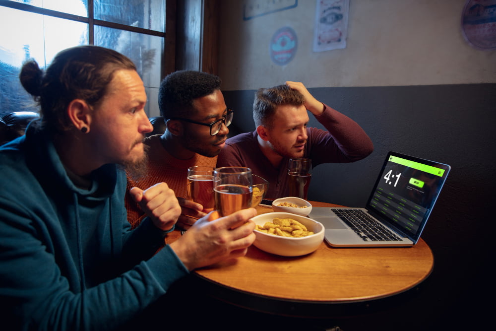 Mundial de Biatlo: análise e esporte bet pré-jogo 1 device screen with application betting score device with match results screen excited fans background during match 1