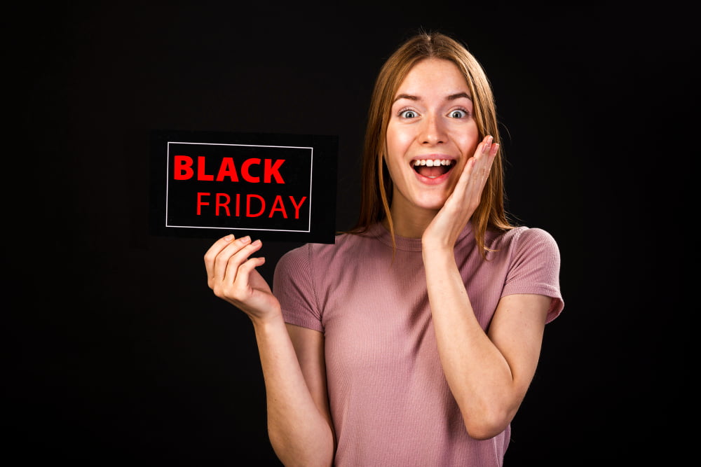 Dicas para não cair em golpes na Black Friday: saiba como se proteger 2 front view enthusiastic woman holding black friday card