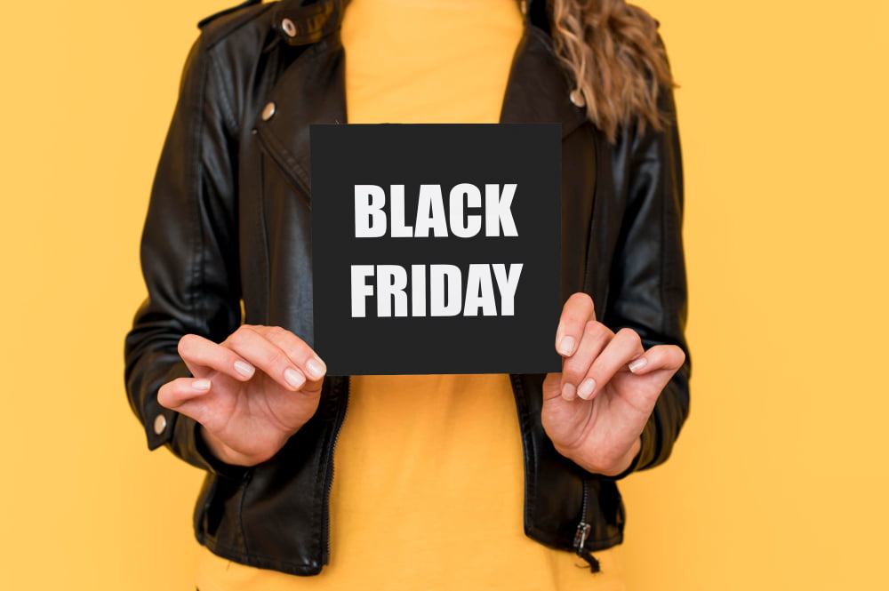 Dicas para não cair em golpes na Black Friday: saiba como se proteger 1 woman holding black friday label