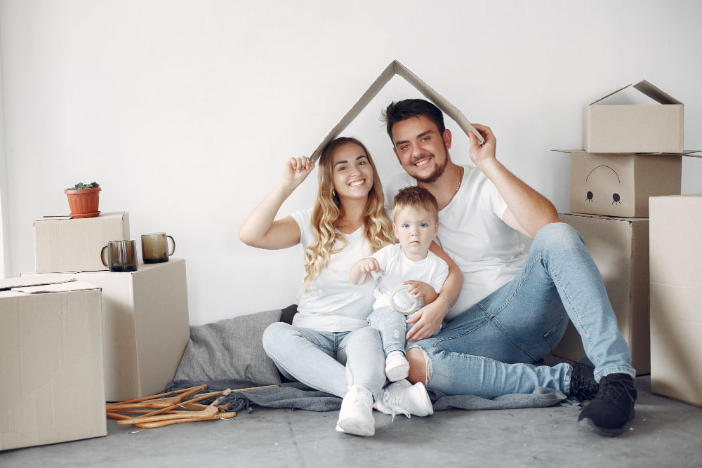 A importância da segurança: protegendo o que é mais importante na sua vida 1 family moving using