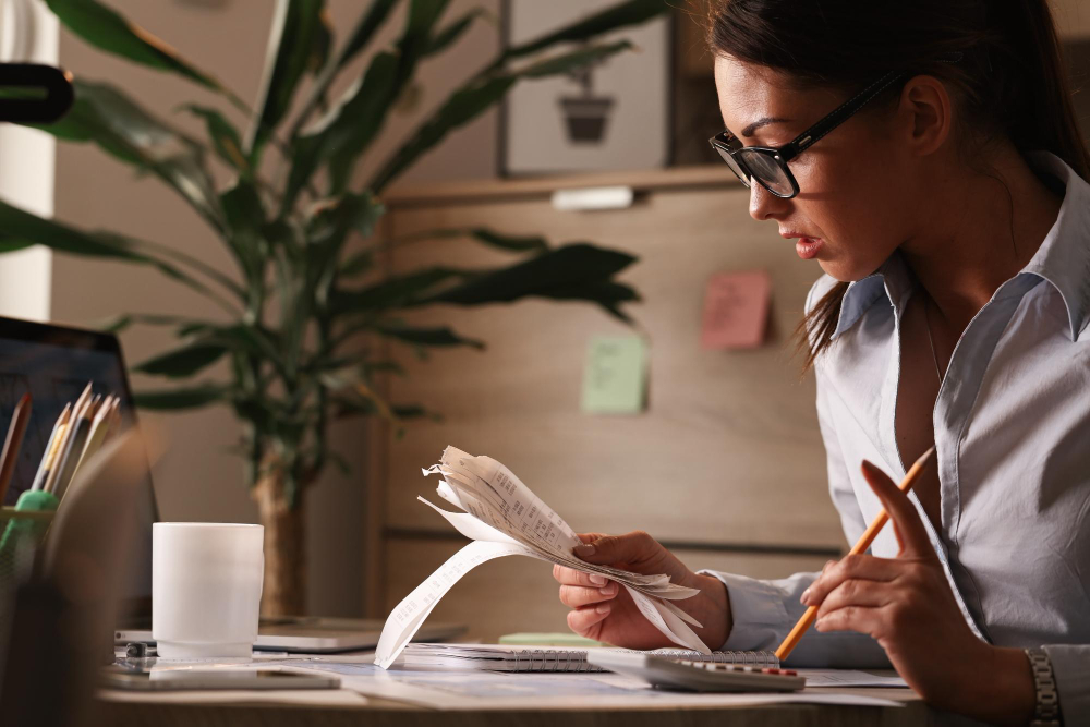 contabilista feminina calculando contas de impostos enquanto trabalhava em financas no escritorio