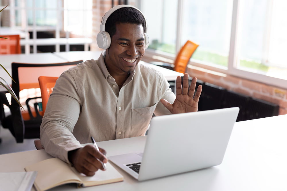 homem tiro medio acenando para um laptop