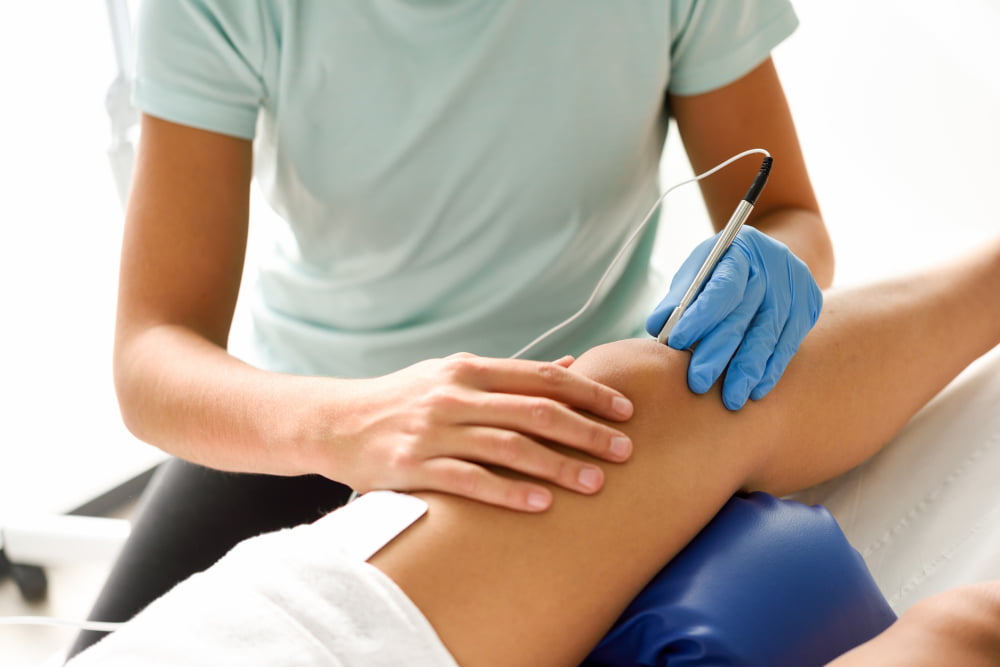 electroacupuntura seca com agulha no joelho feminino