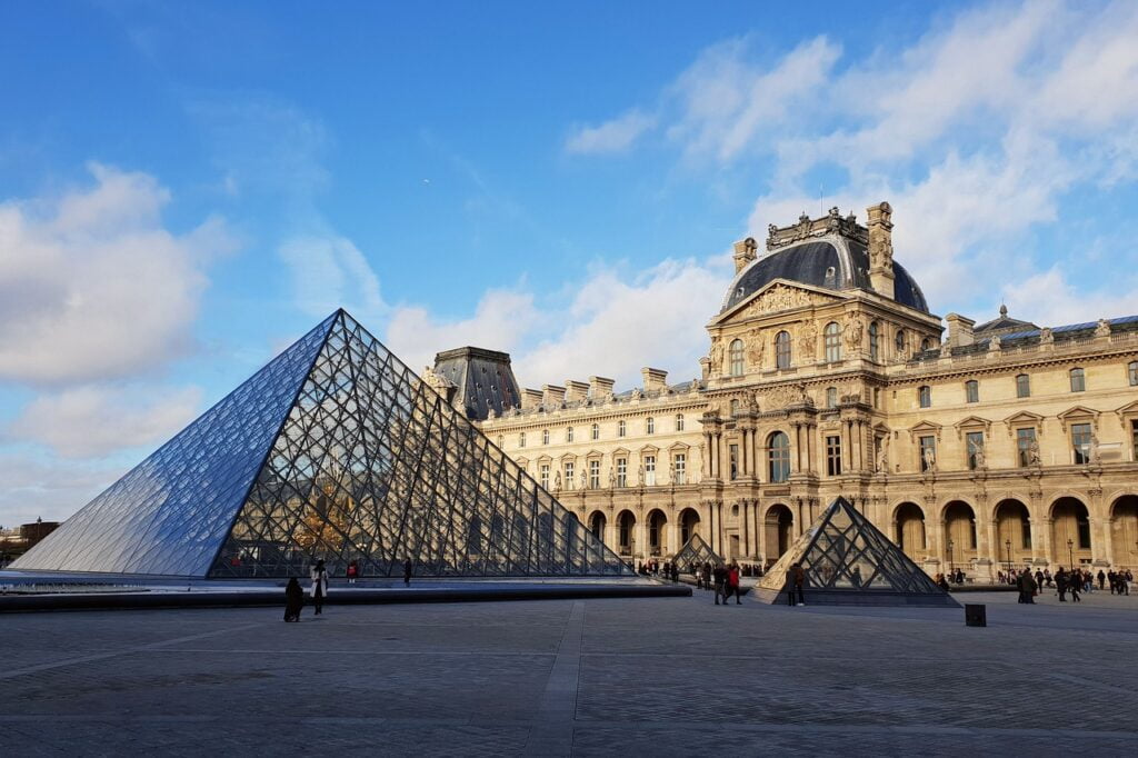 Ingresso para Museu do Louvre: Quanto custa, onde e como comprar? 3 Museu do Louvre em paris piramide