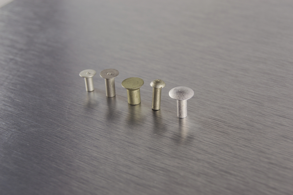 Pino Capacitivo Cobreado: Precisão e Eficiência na Fixação Industrial 1 Pino Capacitivo Cobreado