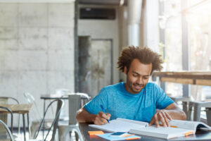 estudante afro americano animado e trabalhador sentindo se feliz