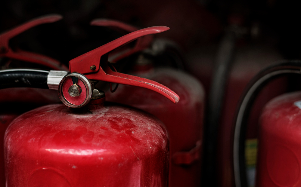 Extintor com Selo do INMETRO: Como Saber se é Original para Evitar Fraudes 2 closeup red fire