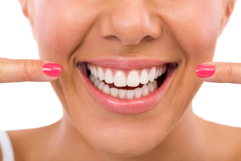 Manutenção e Cuidados da Reabilitação Oral: Longevidade do Novo Sorriso 3 dentes limpos