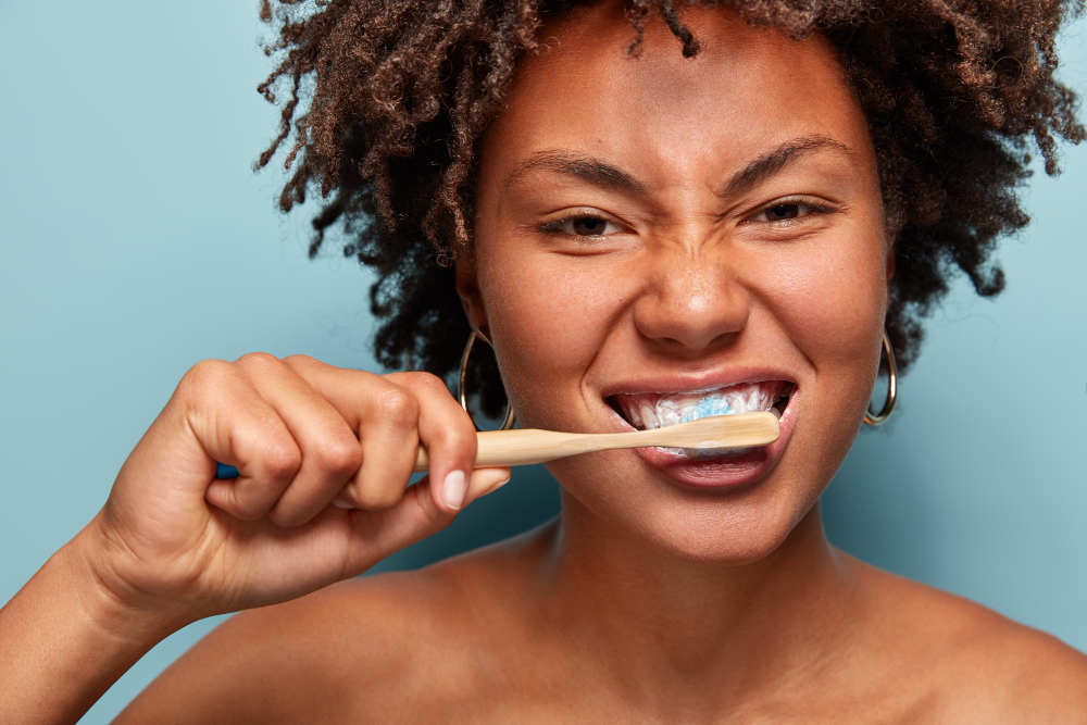 Manutenção e Cuidados da Reabilitação Oral: Longevidade do Novo Sorriso 2 escovar dentes