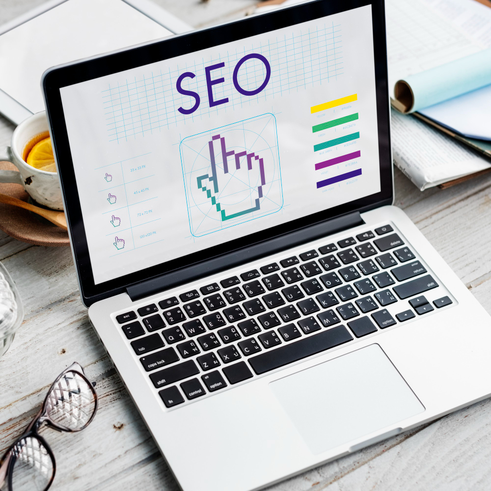 SEO local para empresas: como aparecer nas buscas da região? 3 seo links webinar hand cyberspace concept